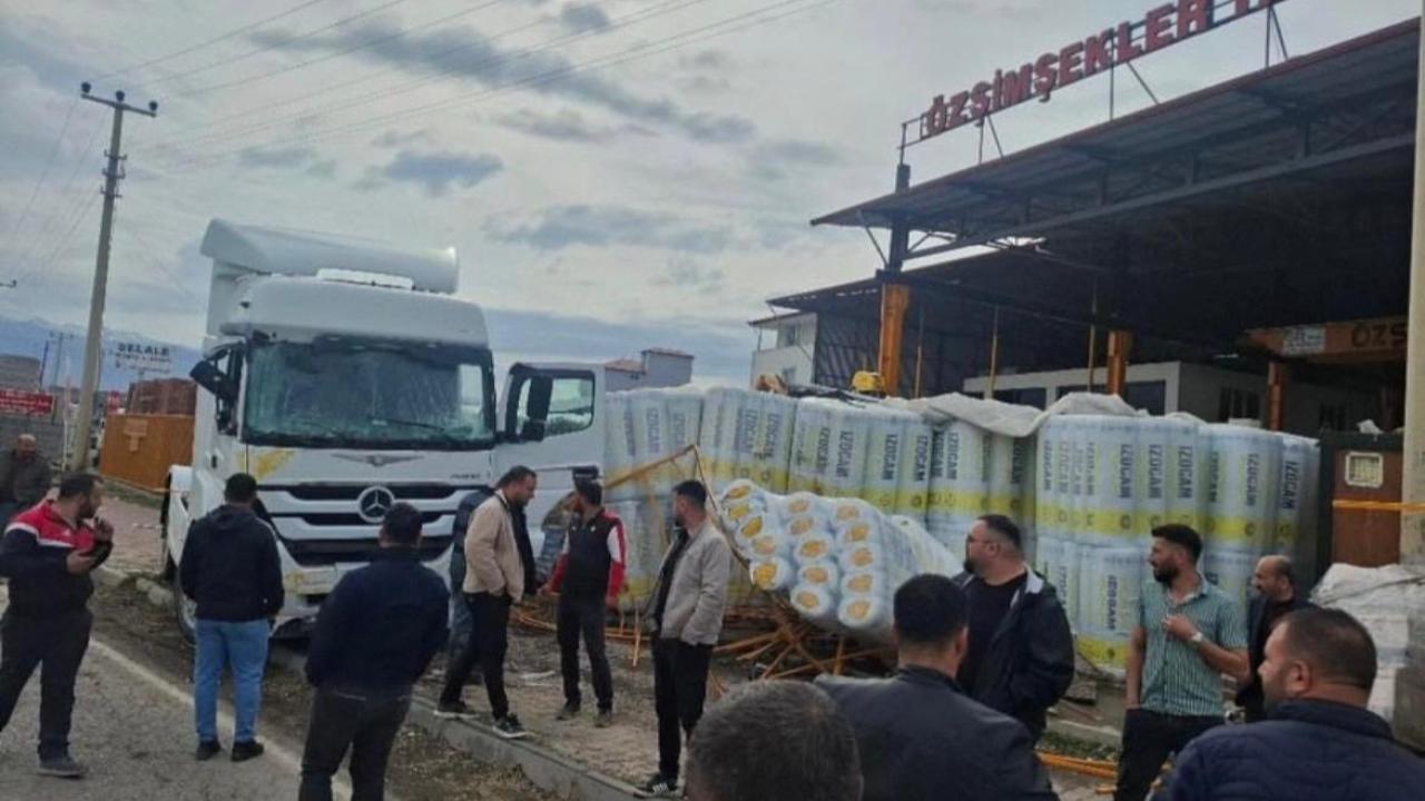 Iğdır’da kontrolden çıkan tır iş yerinin bahçesine daldı