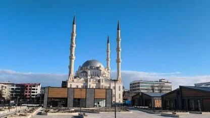 Iğdır’da Mevsimler Karıştı: Merkezde Bahar, Yükseklerde Kar Esareti!