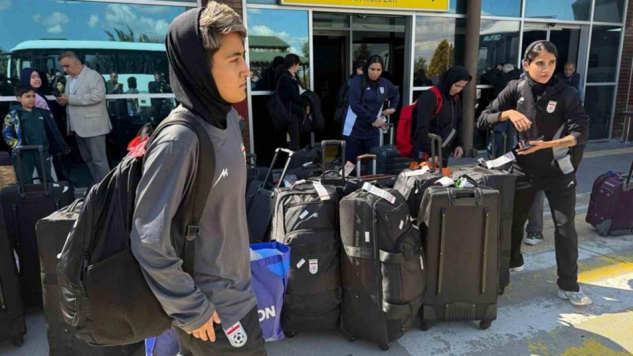 Ağrı Dağı Eteklerinde Sürpriz Misafirler: İranlı Kadın Futbolcular Iğdır Havalimanı’nda!