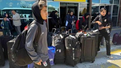 Ağrı Dağı Eteklerinde Sürpriz Misafirler: İranlı Kadın Futbolcular Iğdır Havalimanı’nda!