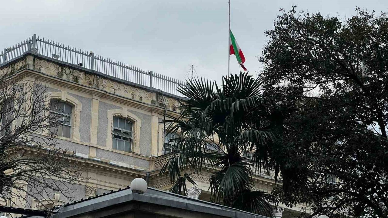 İran’ın İstanbul Başkonsolosluğu’nda Yas Bayrağı Yarıya İndirildi