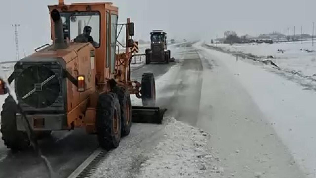 Kara yolları ekiplerin karla mücadele çalışması
