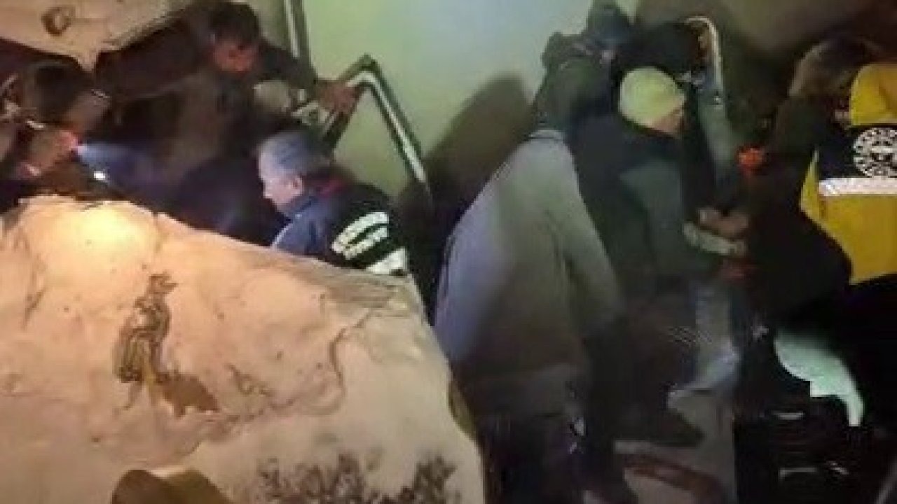 Karayazı’da Kamyonlar Çarpıştı: 1 Ölü