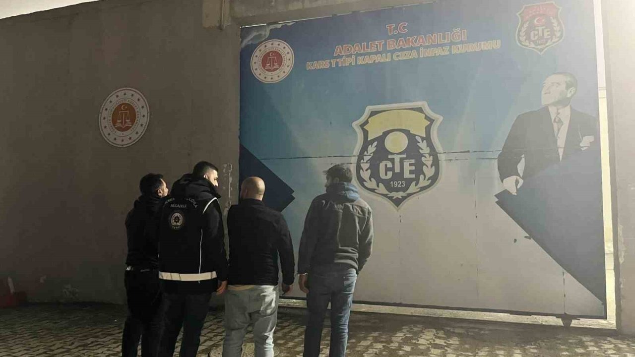 Kars Çevre Yolunda Gece Yarısı Operasyonu: Durdurulan Araçtan Onlarca Kaçak Göçmen Çıktı