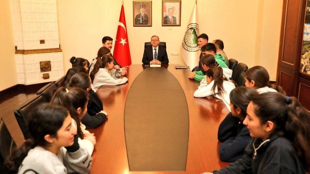 Kars Valisi Ziya Polat Şampiyon Kız Futbol Takımını Makamında Kabul Etti