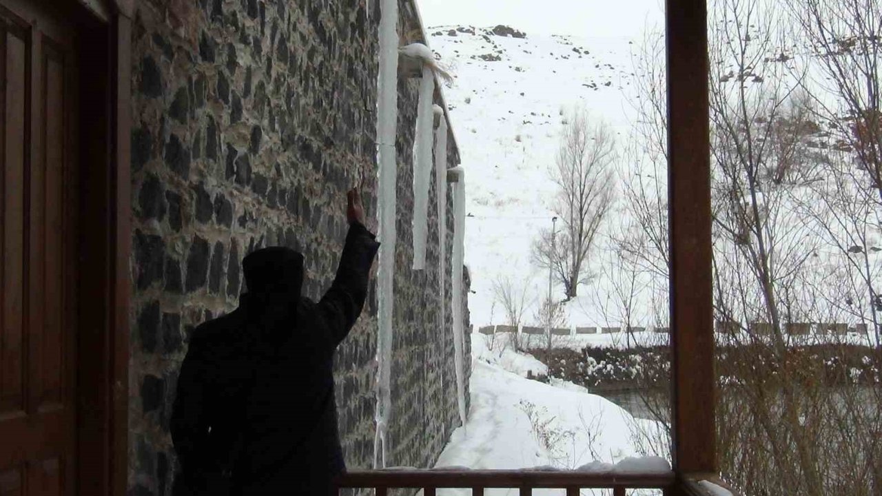 Kars’ta Bahar Beklenirken Dondurucu Soğuklar Hayatı Felç Etti