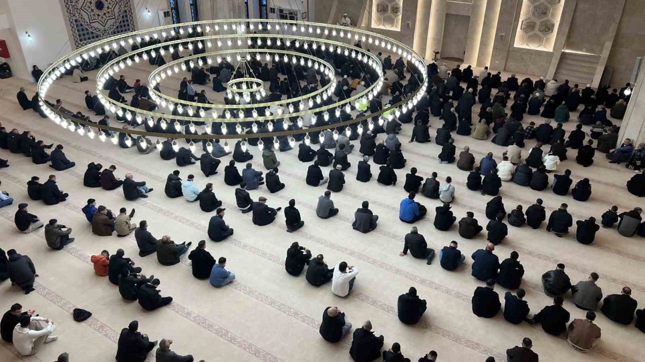 Kars’ta Bayram Sabahı Maneviyat Zirve Yaptı: Sultan Alparslan Külliyesi’nde Görkemli Buluşma