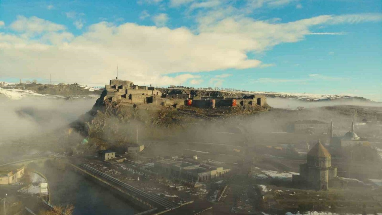 Kars'ta Büyüleyici Manzara: Sis Tabakası Tarihi Kaleyi Adeta Gizledi