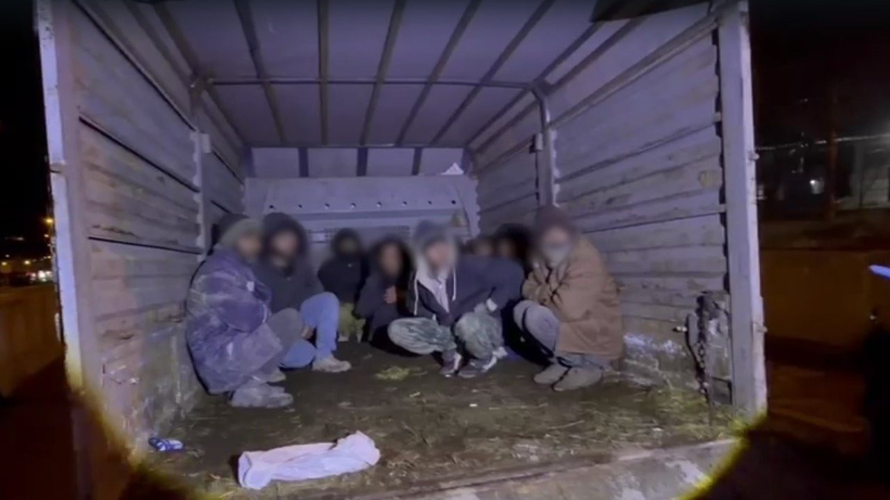 Kars’ta Göçmen Operasyonu: 12 Düzensiz Göçmen Yakalandı, 4 Organizatör Tutuklandı