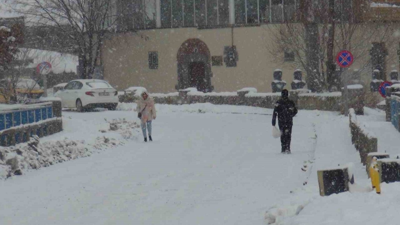 Kars'ta Mart Karı: "Kazma Kürek Yaktırır" Deyimi Gerçek Oldu