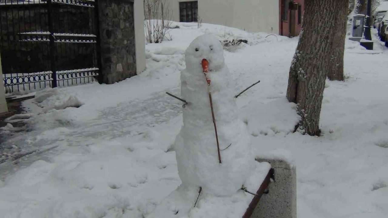 Kars’ta Mart Karı Sürprizi Kapıdan Baktırdı Kazma Kürek Yaktırdı