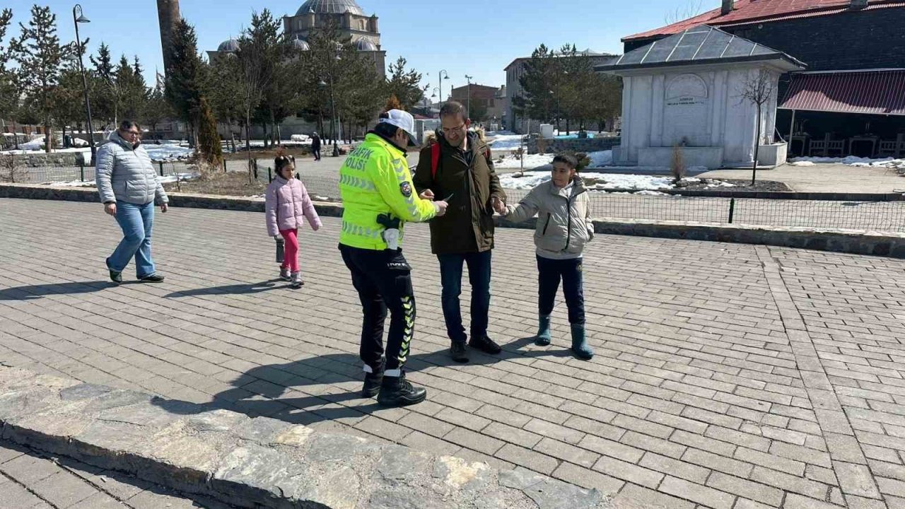 Kars’ta Trafik Tedbirleri Kapsamında Vatandaşlara Bilgilendirme Yapıldı