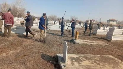 Kazma Küreğini Alan Mezarlığa Koştu