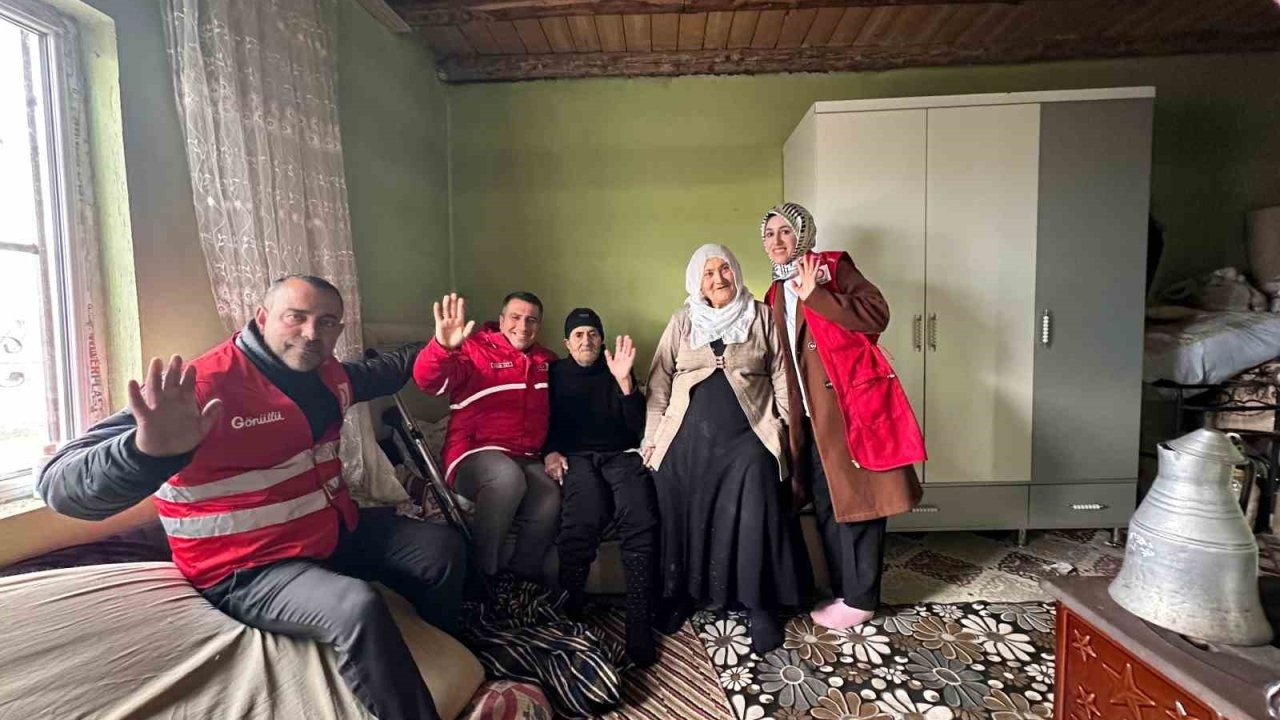 Kızılay Muradiye Şubesinden Yaşlılara Anlamlı Ziyaret ve Destek