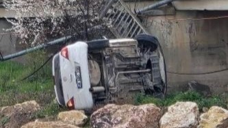 Korkuluklar Dayanamadı: Genç Sürücü Aracıyla Birlikte Dere Yatağına Düştü