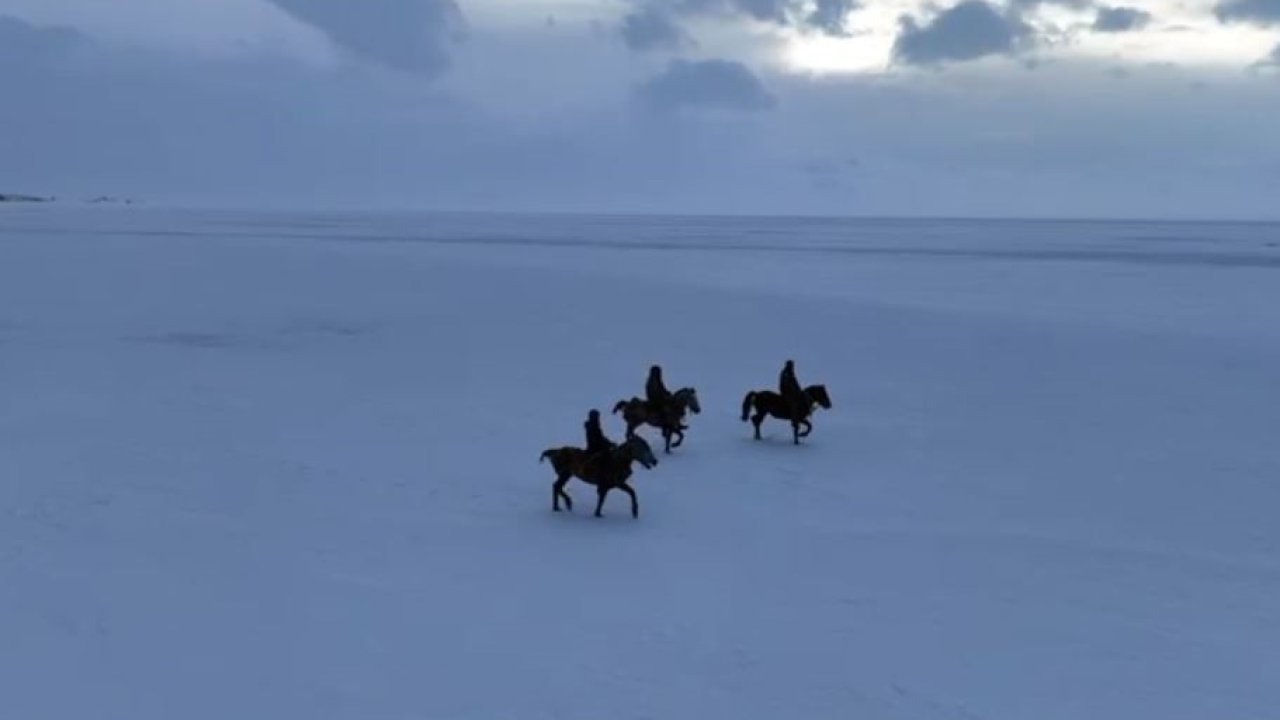 Kristal Yüzeyde Adrenalin Dolu Anlar: Çıldır Gölü’nde Atlı Gençlerin Nefes Kesen Gösterisi
