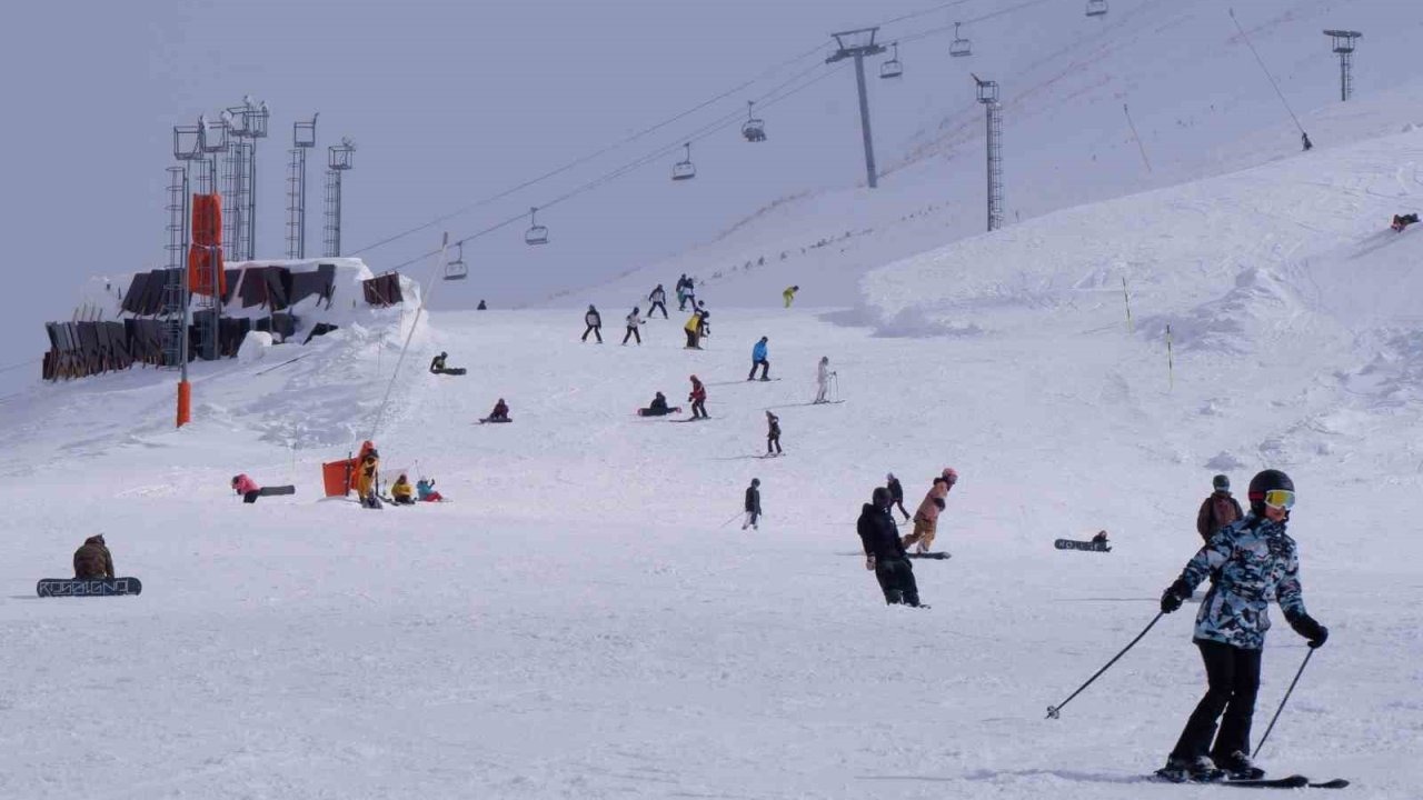 Mart Sonunda Kayak Mucizesi: Palandöken’de Kristal Kar Üstünde Bayram Coşkusu