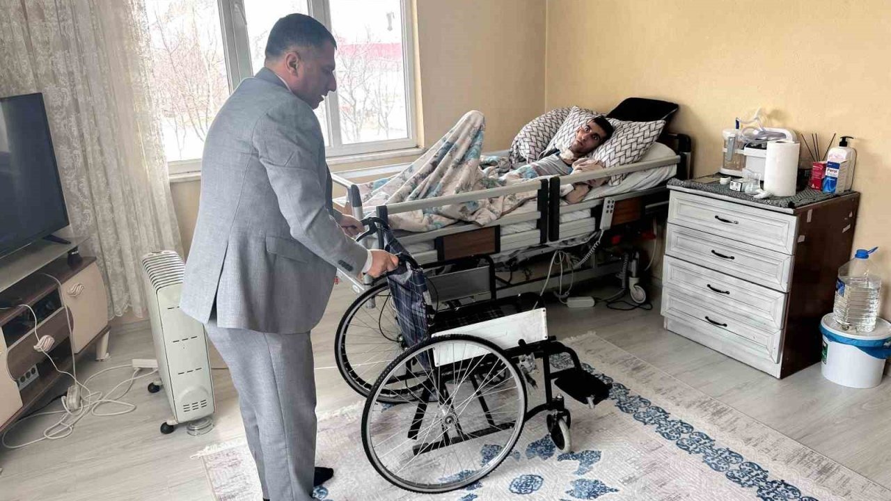 Muradiye'de Bayram Sevinci İkiye Katlandı: Kızılay Ekipleri Özel Vatandaşların Kapısını Çaldı