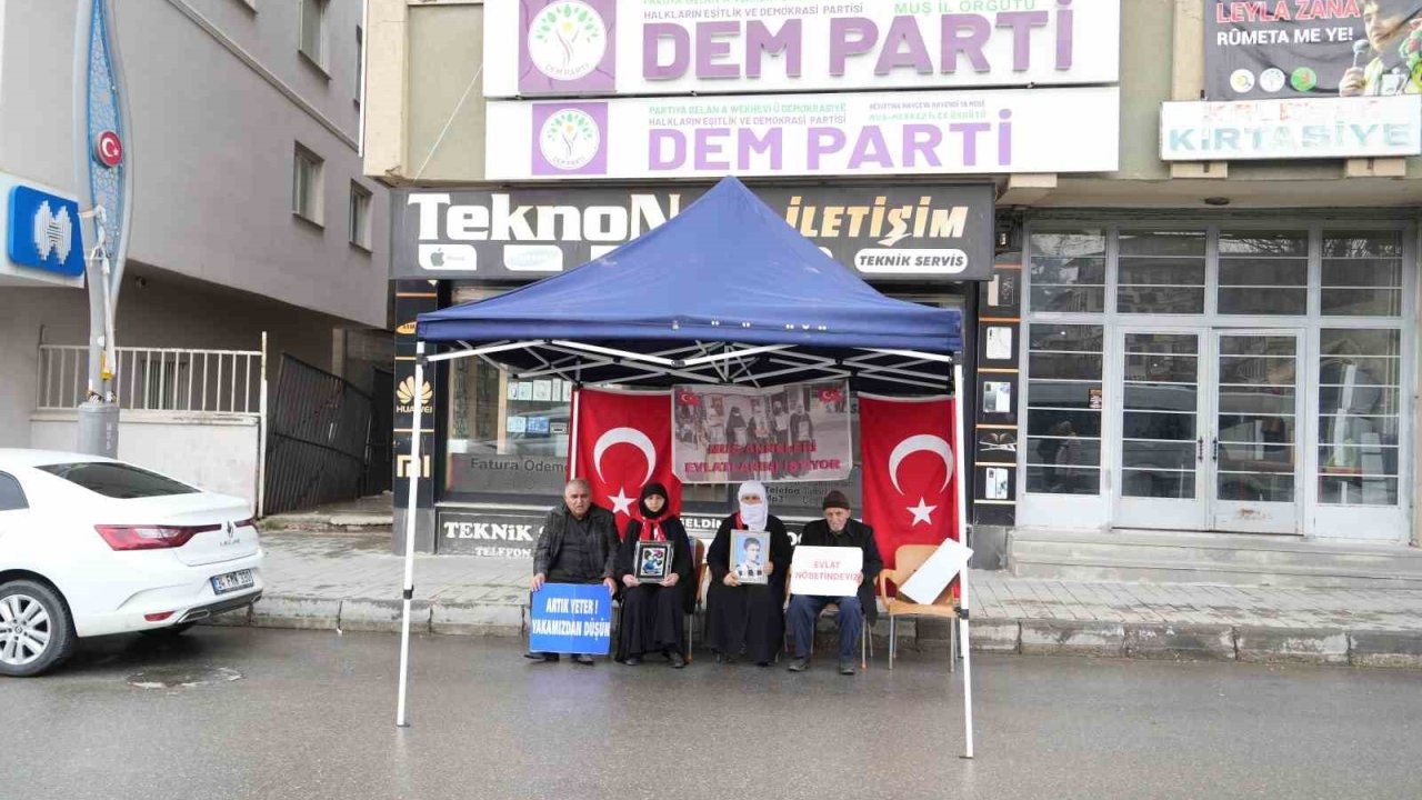 Muş’ta Evlat Nöbeti Tutan Annelerden Çocuklarına Teslim Ol Çağrısı