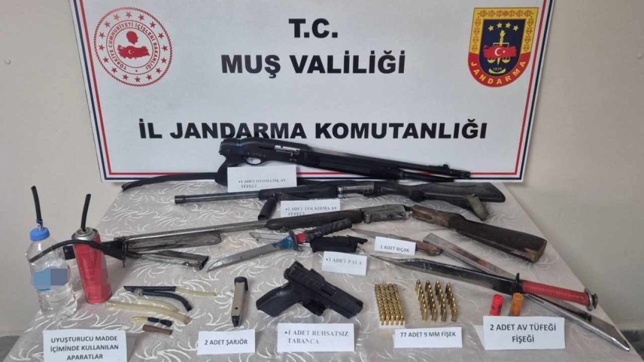 Muş’un Varto İlçesinde Düzenlenen Jandarma Operasyonunda Silah ve Uyuşturucu Aparatları Ele Geçirildi