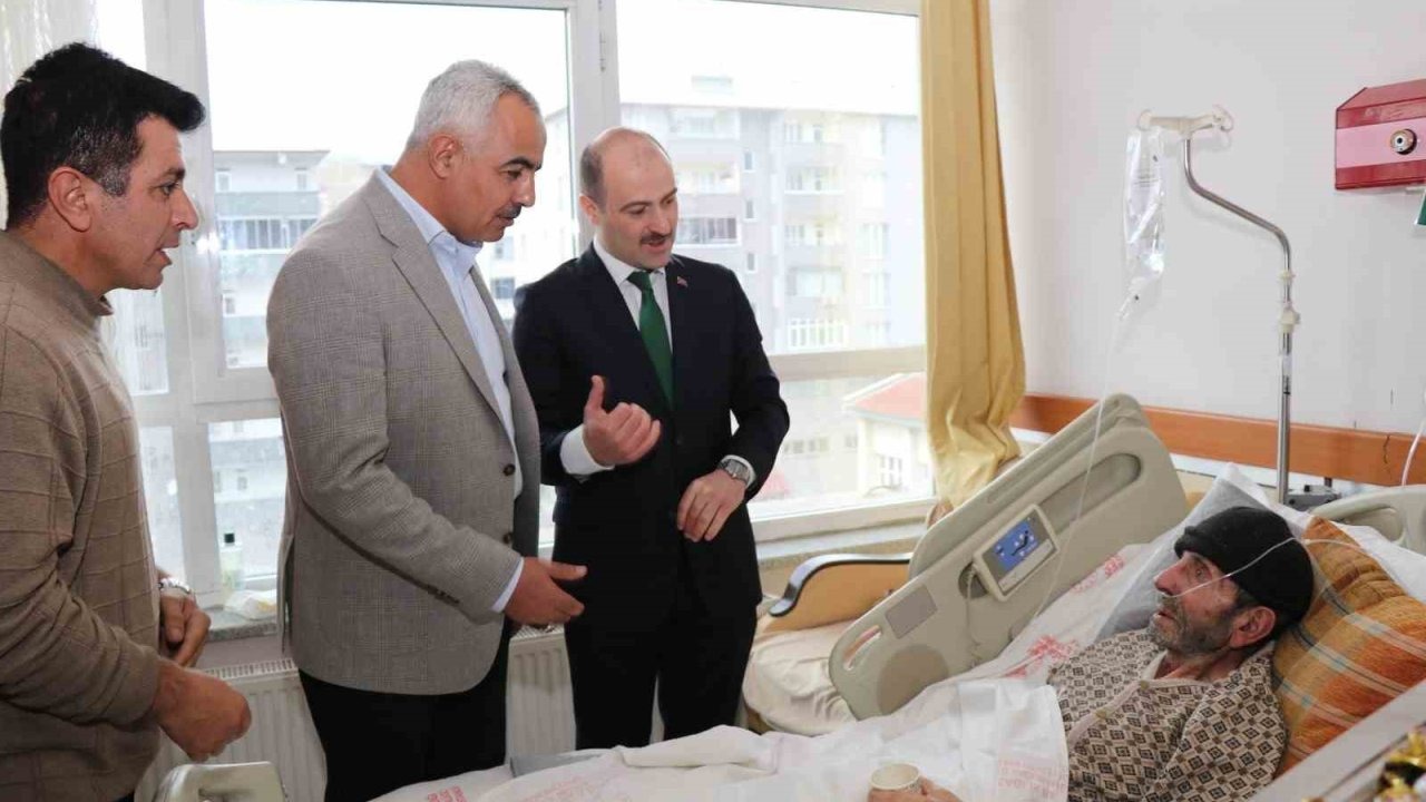 Oltu'da Bayram Sevinci: Kaymakam ve Belediye Başkanı Kapı Kapı Gezip Bayramlaştı