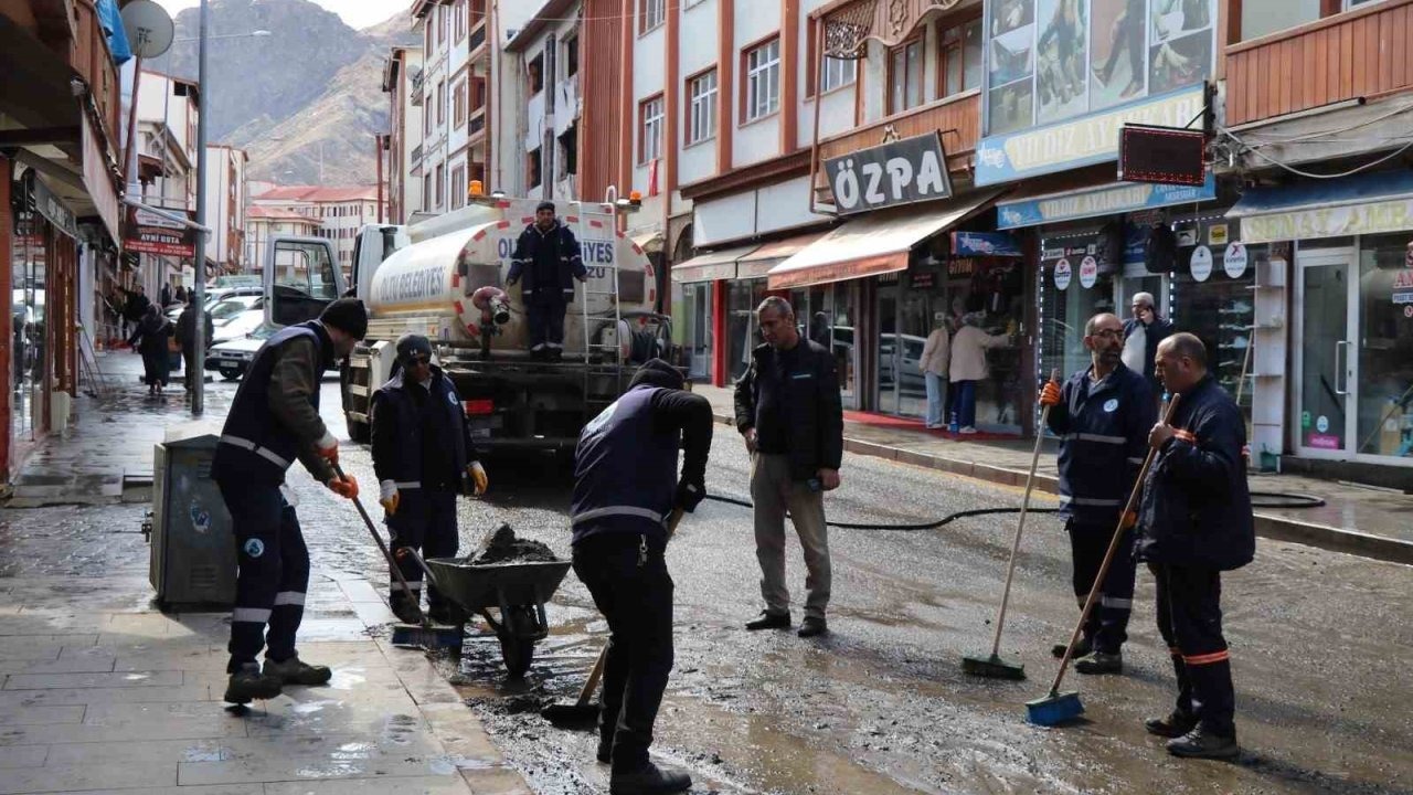 Oltu’da Bayram Temizliği Seferberliği: Cadde ve Sokaklar Tazyikli Suyla Yıkandı
