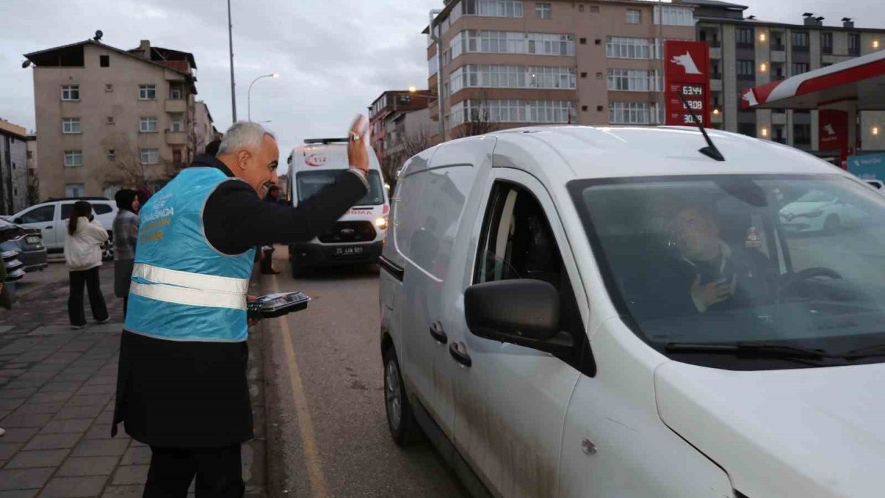 Oltu'da "İftara 5 Kala" Mesaisi: Yoldaki Sürücülere İftar Paketi