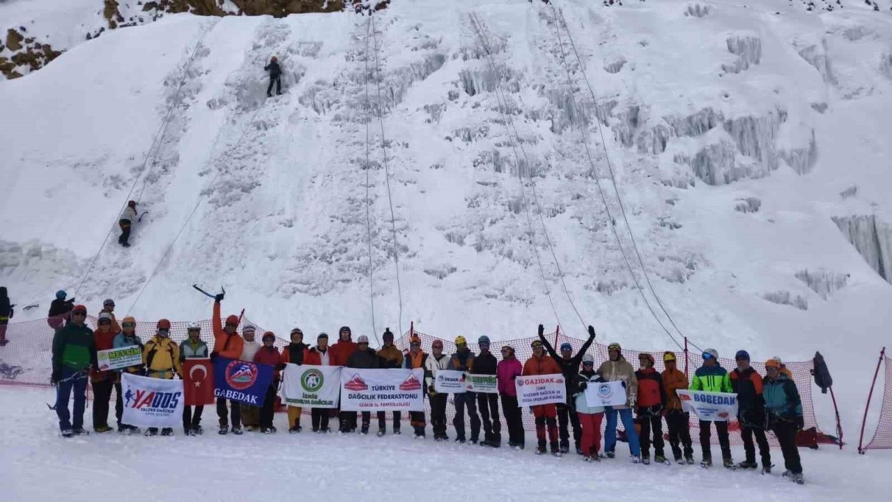Palandöken’de Ekstrem Sınav: Dağcılar Buz Duvarında Uzmanlaşıyor