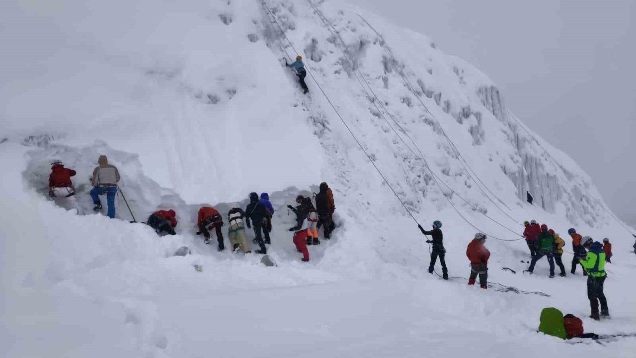 Palandöken’de İzmirli Dağcılara Buz Tırmanışı Eğitimi