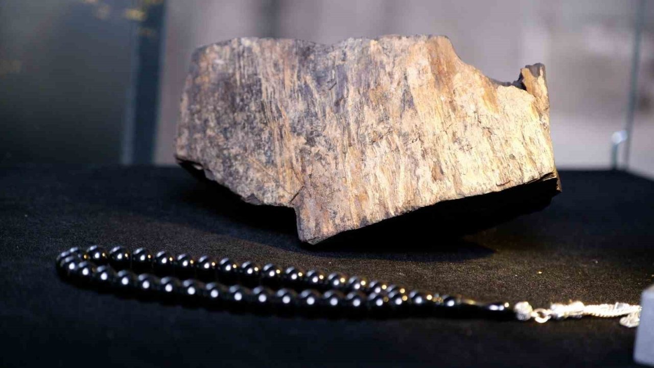 Siyah Kehribar Usta Ellerde Sanata Dönüşüyor