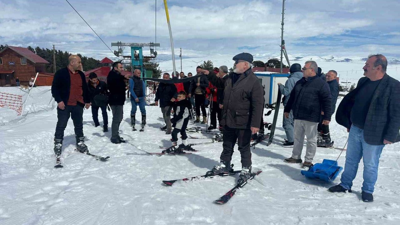 Siyasette Yalnızçam Zirvesi: Vali Çiçekli Önderliğinde AK Partili ve CHP’li Üyeler Kayak Yaptı