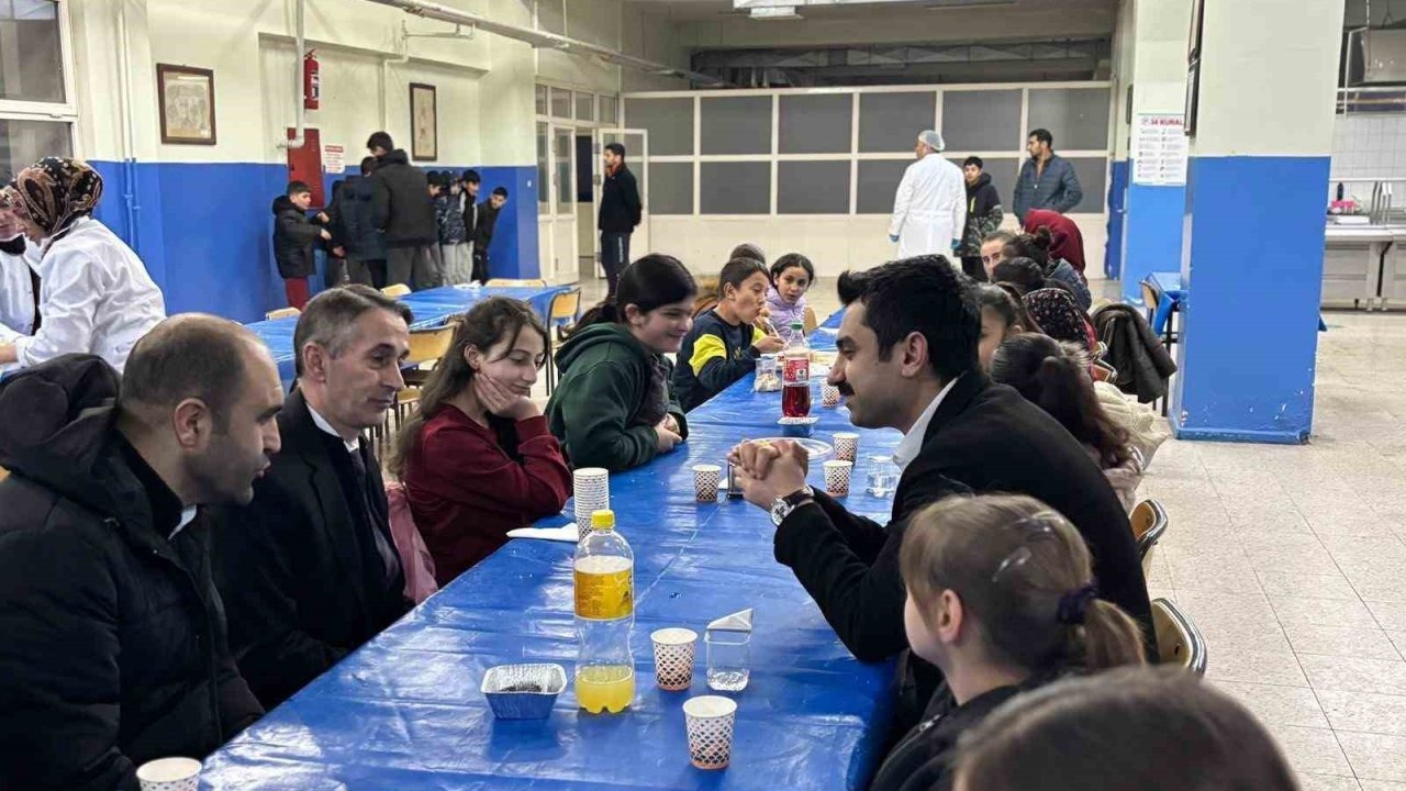 Susuz Kaymakamı Muhammed Emin Tutal Öğrencilerle İftarda Buluştu