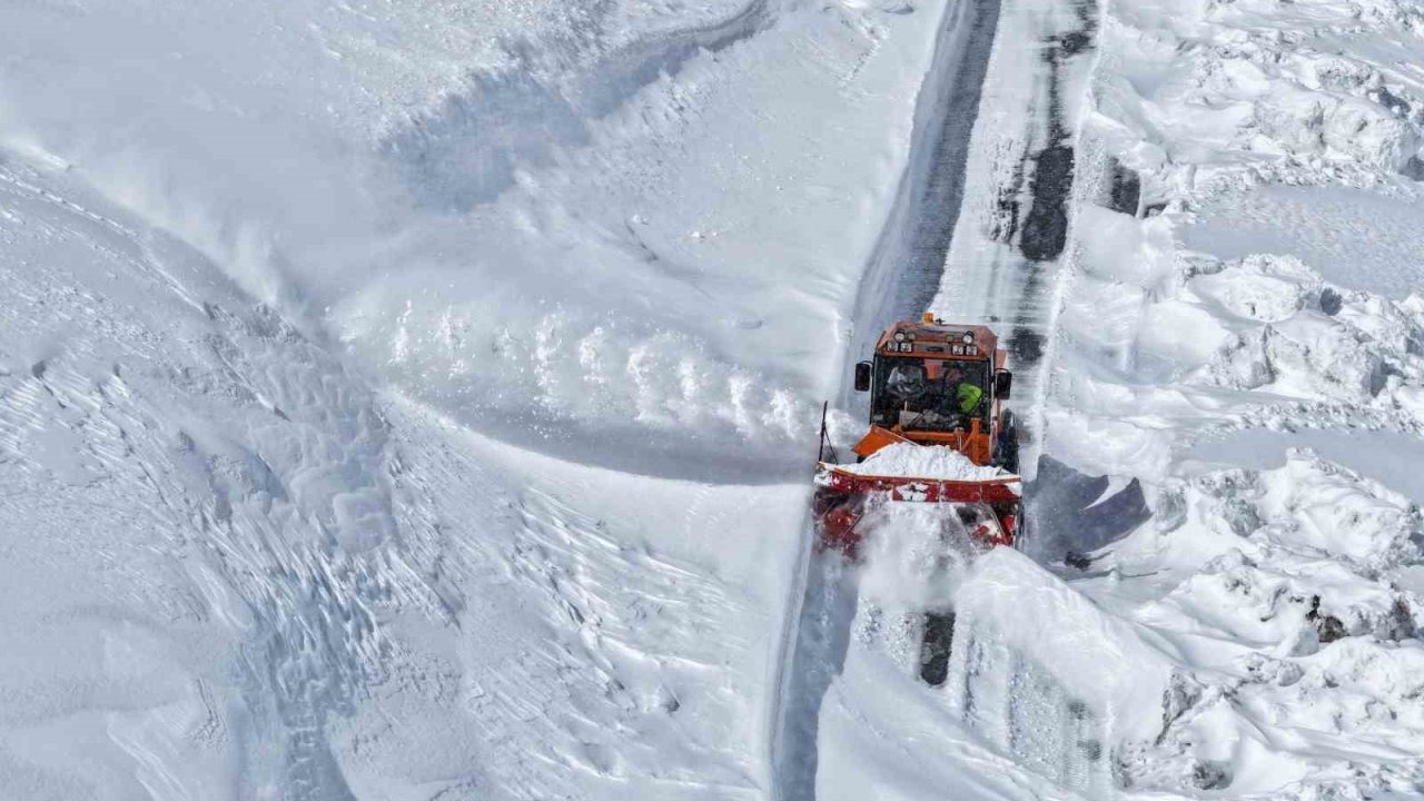 Türkiye'nin En Soğuk İlçesi Çaldıran'da Mart Ayında Zorlu Kar Mesaisi