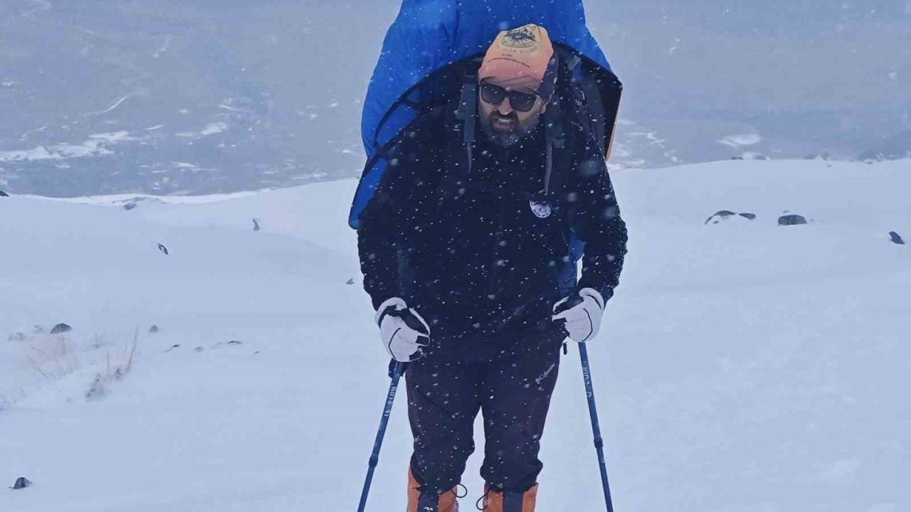 Türkiye'nin Zirvesinde Tek Başına: Sedat Karacan Ağrı Dağı'nda 2026 Kış Sezonunun İlk Başarısına İmza Attı