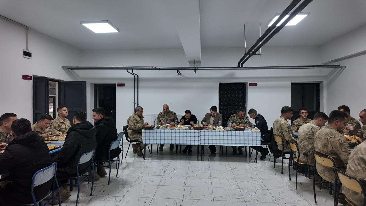 Tuzluca’da Anlamlı Sahur! Kaymakam Abdüllatif Yılmaz Kahraman Jandarmalarla Sofrada Buluştu