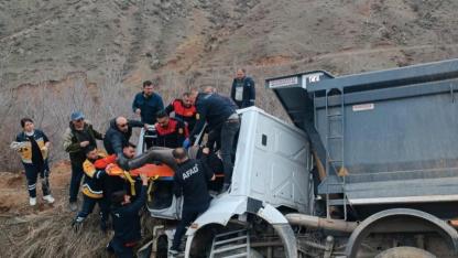 Tuzluca’da Hafriyat Kamyonu Şarampole Yuvarlandı! Sürücü Yaralı