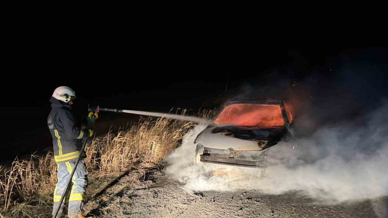 Van-Erciş Karayolunda Otomobil Yangını: Araç Demir Yığınına Döndü