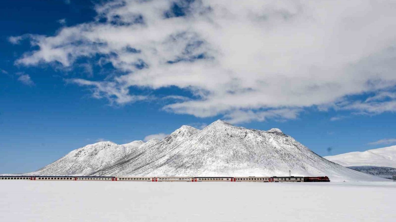Van Gölü Ekspresi’nin Karlı Kirkor Dağı Yolculuğu Eşsiz Manzaralar Oluşturdu
