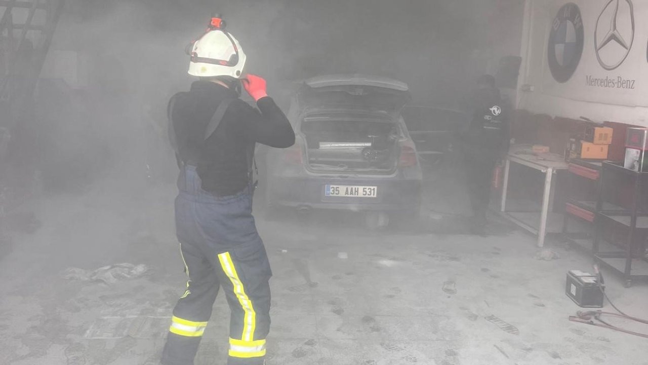 Van Tuşba Sanayi Sitesinde Tamirdeki Otomobil Alev Alev Yandı