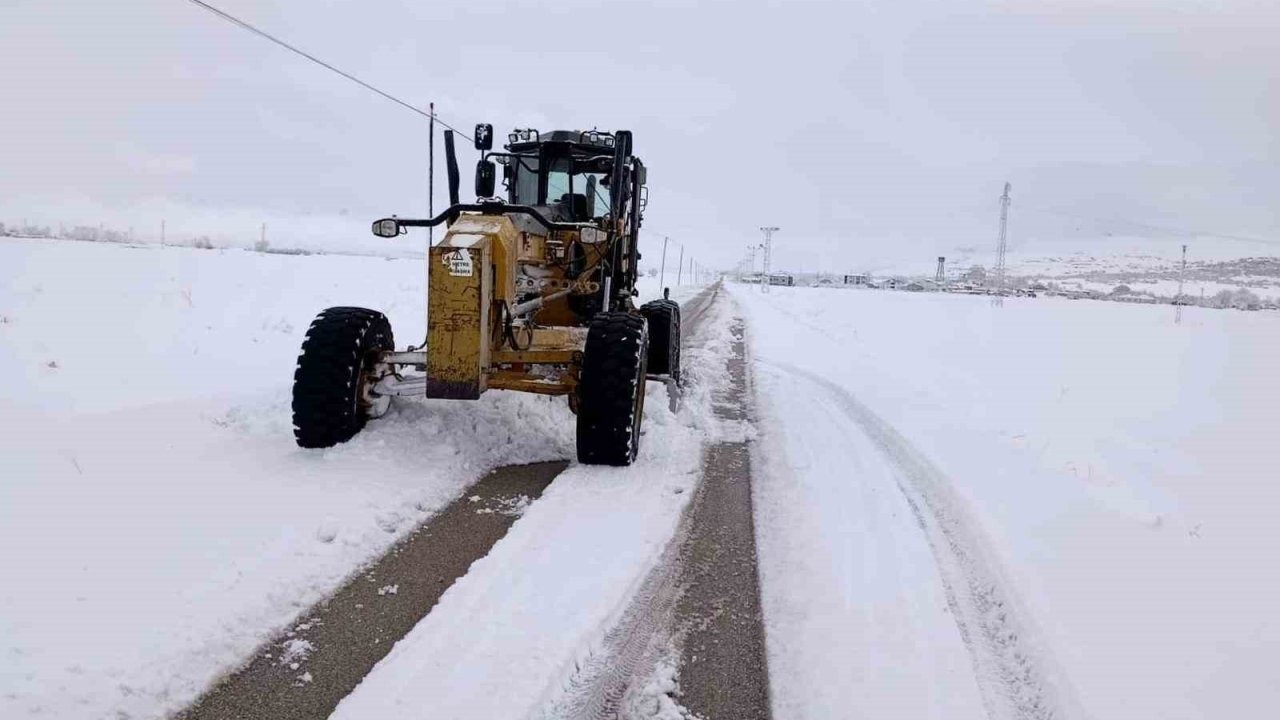 Van'da ulaşım felç oldu: Meteorolojiden çığ uyarısı