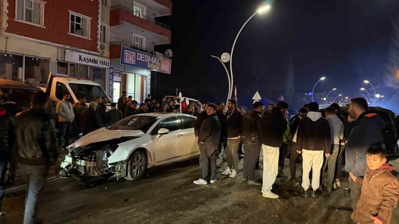 Van’ın Muradiye İlçesinde Otomobil ile Kamyonet Çarpıştı: 2 Yaralı