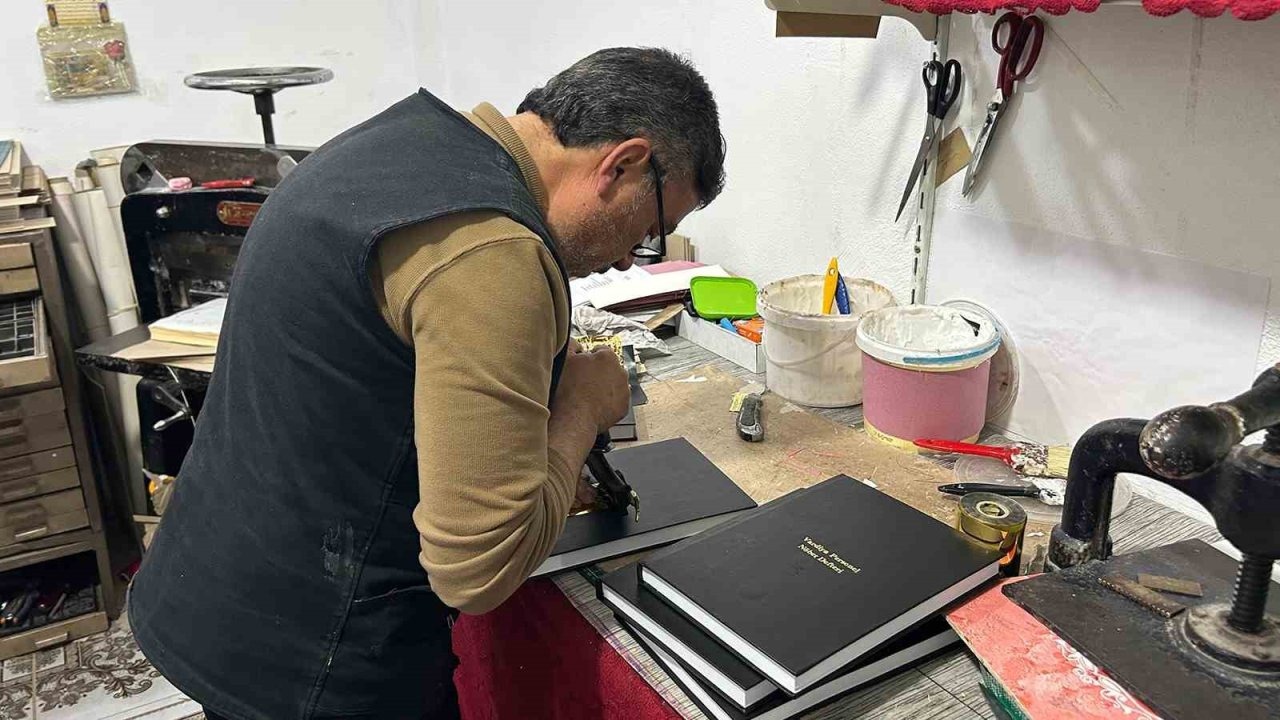 Van'ın Son Cilt Ustası Mehmet İzci 47 Yıllık Zanaatını Yaşatıyor