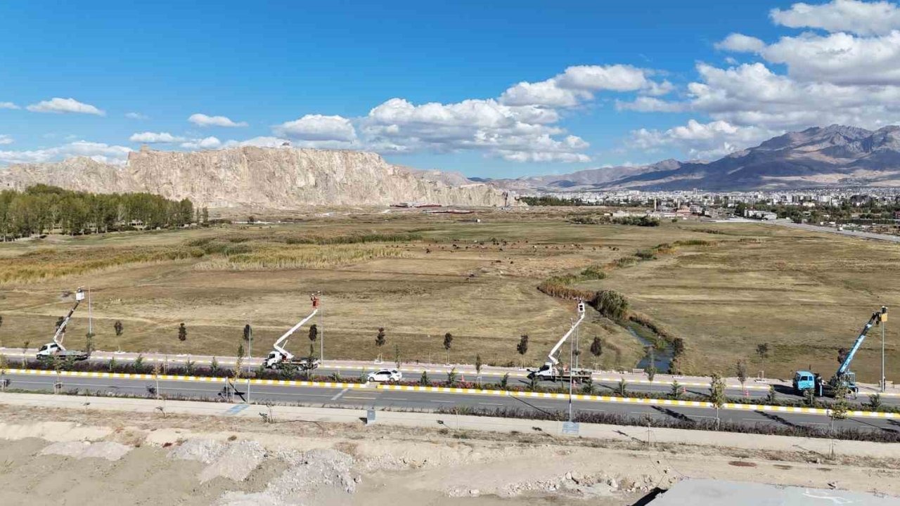 VEDAŞ Aydınlatma Tesisatlarının Bakımı İçin Gündüz Mesaisine Başladı