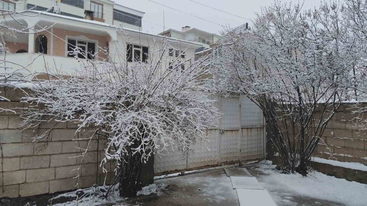 10 Nisan'da Kış Geri Geldi! Van Erciş'te Kar Kalınlığı Yükseklerde 10 Santimetreyi Geçti