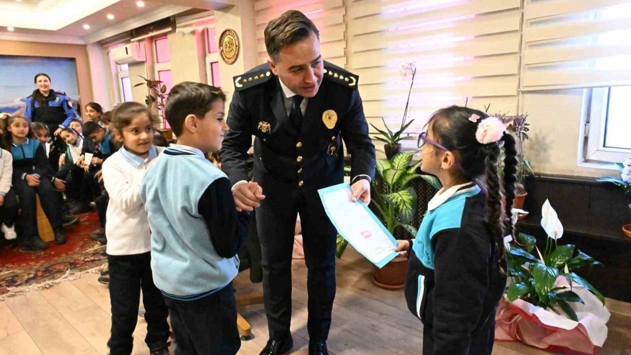 50 Öğrenci Emniyet Müdürlüğüne Çıkarma Yaptı! Ağrı’da Polis Haftası’na Özel Renkli Kutlama