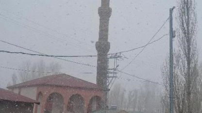 Diyadin’de Bahar Karı: Kuşburnu Köyü Nisan Ayında Beyaza Büründü