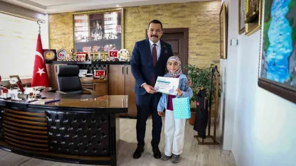 Muradiye’de 62. Kütüphane Haftası Coşkusu: Minik Okurlara "Kütüphane Kurdu" Belgesi