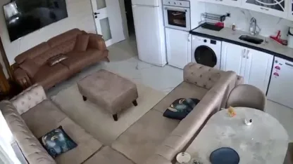 Tuşba Depremi Güvenlik Kamerasına Yansıdı: Eşyalar Beşik Gibi Sallandı