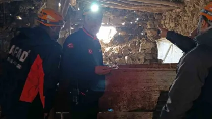 Tuşba Depremi Sonrası Ekipler Sahada: Bir Ahırda Kısmi Çökme Meydana Geldi
