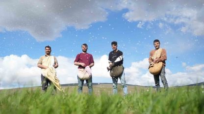 Muş Kırköy’de Çiftçiler Çamurlu Tarlalara İmece Usulüyle İndi